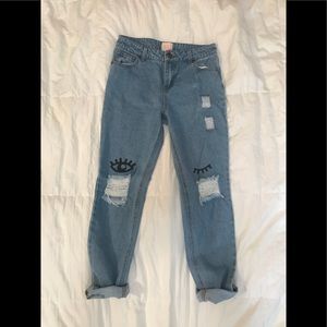 PATCHED BOYFRIEND JEAN WITH HOLES